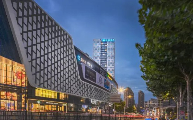 HanTing Hotel (Nanchang Honggutan Tongluowan Lushan South Avenue Metro Station)