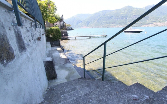 Infinity House Front Lake
