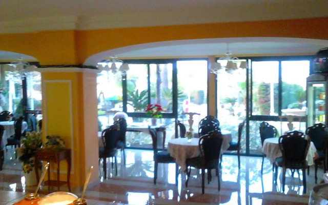 Hotel Happy Days