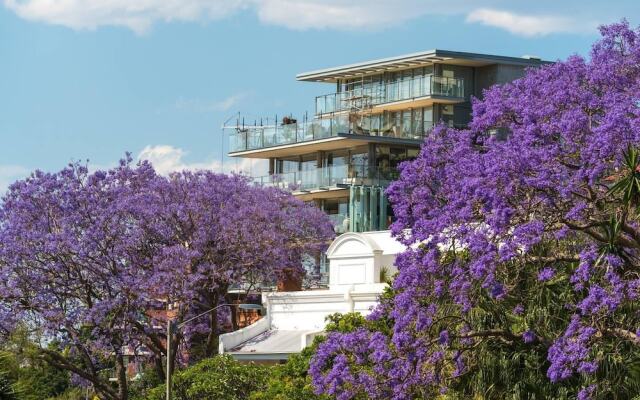 Couple's Gateway in Sunny Elizabeth Bay