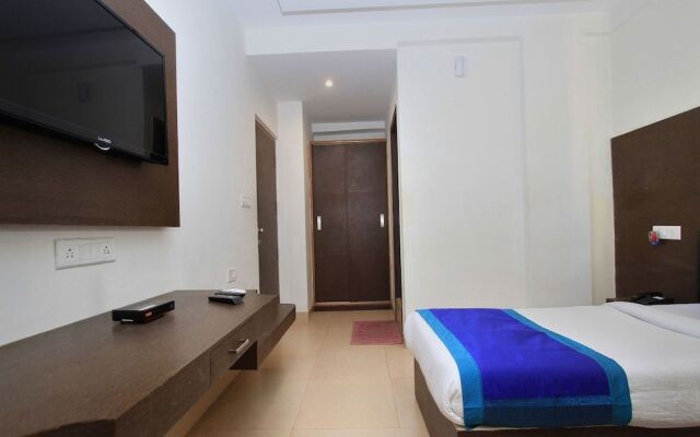 OYO 763 Donatella Suites