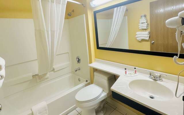 Super 8 by Wyndham Warrenton