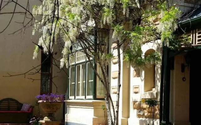 Water Bay Villa Bed and Breakfast