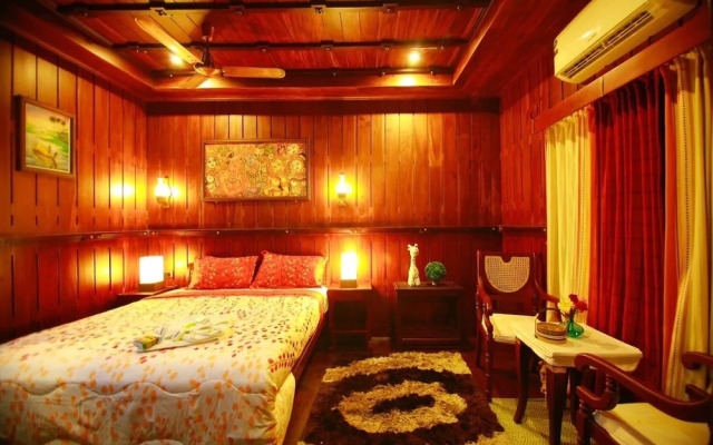 Mass Holidays Houseboat