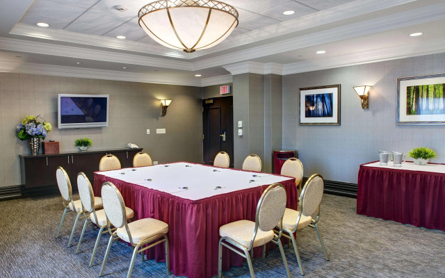 Hampton Inn & Suites By Hilton Toronto Airport