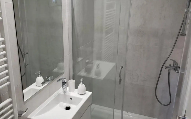 Modern & Cozy Studio w/ Backyard Near City Center