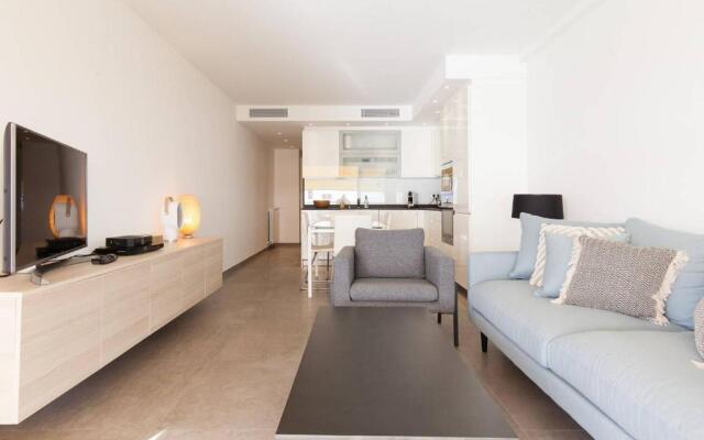 On la Croisette: luxe 2 bedrooms/ 2 baths