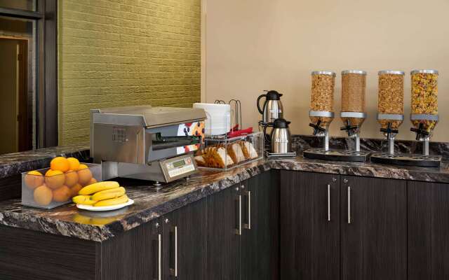 Super 8 by Wyndham Hearst ON