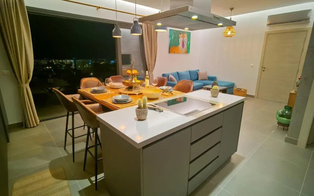 Eagles Nest- 2BR stylish, free park, Netflix