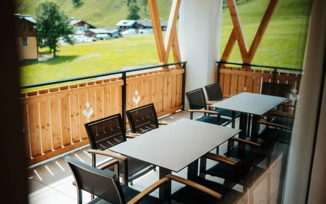 Large Apartment With Balcony & Terrace on Ski Slope