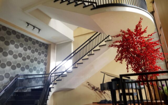 Scarlet Dago Hotel