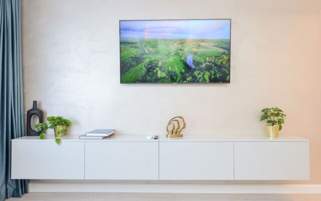 Celeste - One Bedroom Apartment - Next to Victoria Avenue and Cismigiu Park