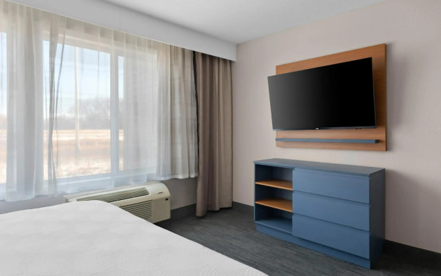 Country Inn & Suites by Radisson, Coon Rapids, MN