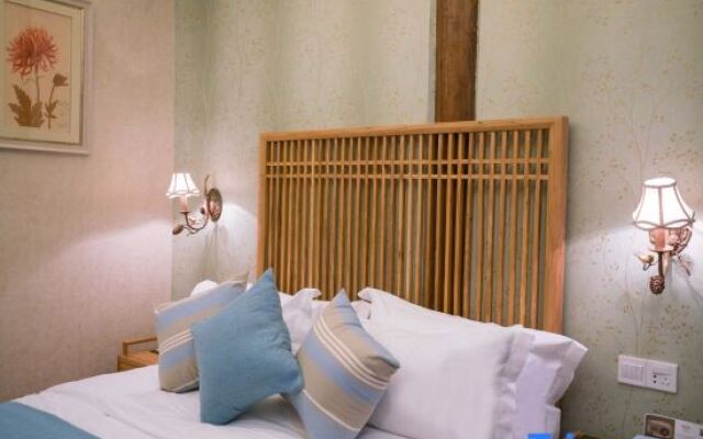 Flower court in Lijiang