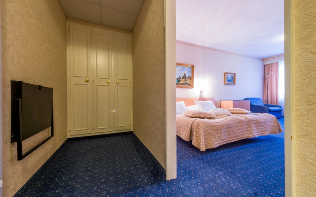 Hotel Century - Image 6