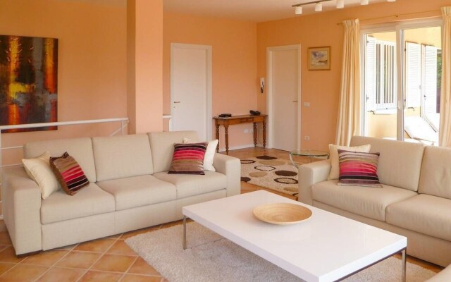 Stunning 4 bed Villa With Private Pool, Bbq, Wifi, Lake Views, Walking Distance to Restaurant