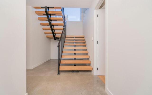 Hosts on the Coast Ātaahua.