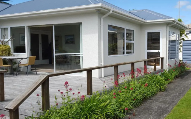Bach at The Beach - Whitianga Holiday Home