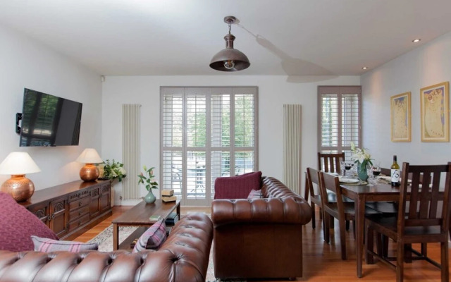 2 Bedroom Flat In Holyrood Area