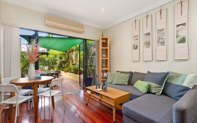 Spacious 2-bed Townhouse With Garage & Patio