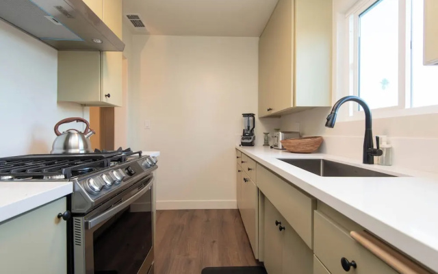 Wonderful 2-BR Apt Near Dodger