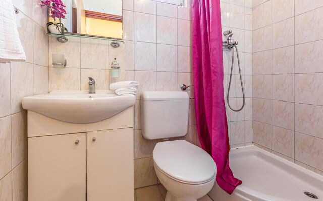 Stunning Apartment in Liznjan With 2 Bedrooms and Wifi