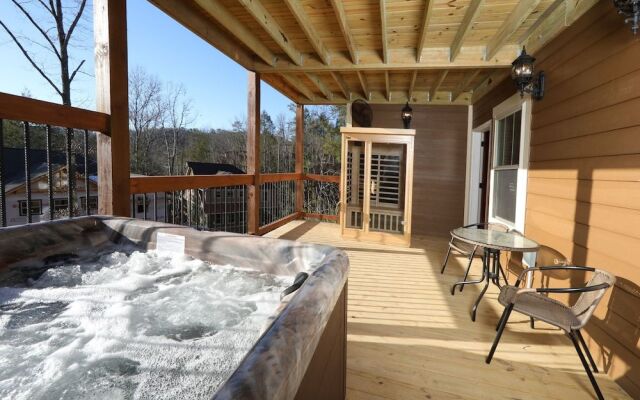 Hilltop Haven - Four Bedroom Chalet