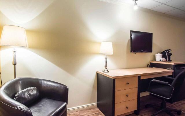 Econo Lodge Inn & Suites