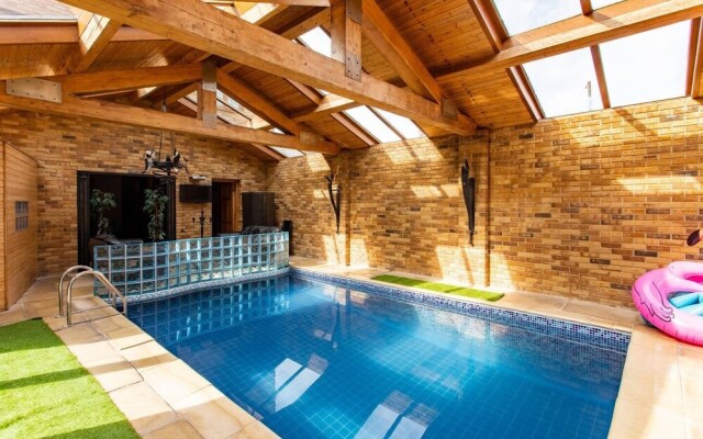 4 Bed House with Swimming pool and Sauna