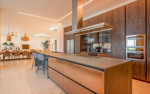 Luxury 10br Beachfront Stunner With Private Pool