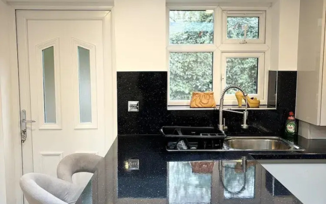 Cozy 2 Bed Property in High Wycombe Tn