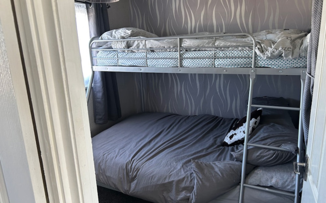2-bed Seaside Retreat - Sleeps 5 & Parking