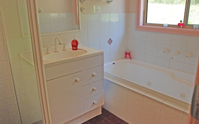 Peacehaven Counrty Cottages – Bathroom – Upper Myall