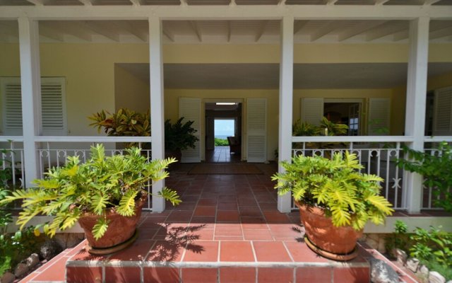 Tropical Villa w/ Pool in Exclusive Enclave, AC, Free Wifi, Pool, Concierge Service, Near Beach!