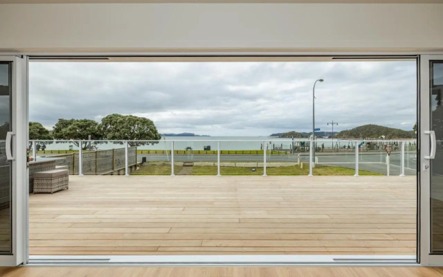 Waterfront Beach House - Paihia Holiday Home