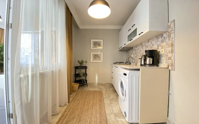 Central and Charming Flat With Balcony in Sisli