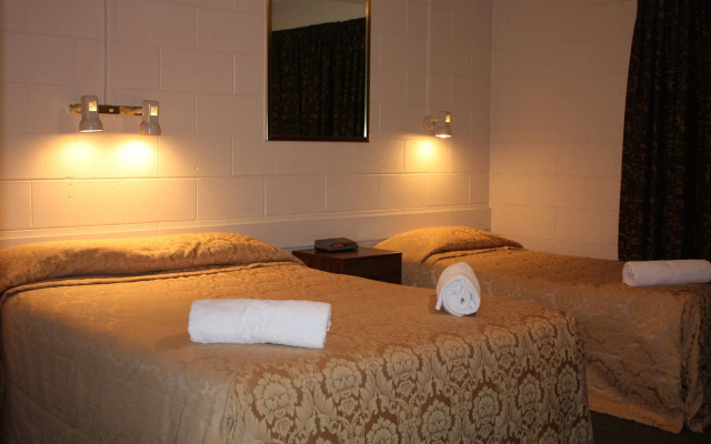 Commodore Court Motel