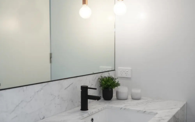 Chic 1-bed With a Sleek Balcony Near Shops