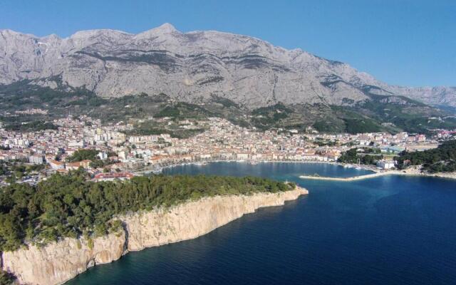 Goran - in the Center of the City - A3-zeleni