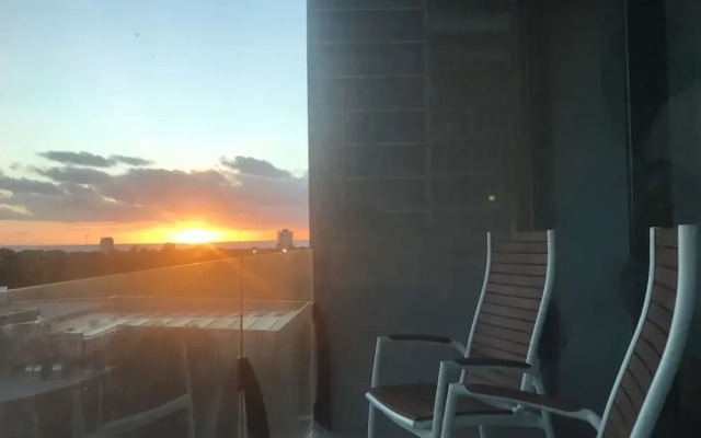 Bright 2 Bedroom Apartment With Rooftop Pool