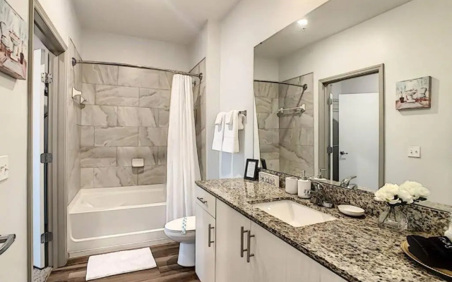 King Bed and Close to Disney