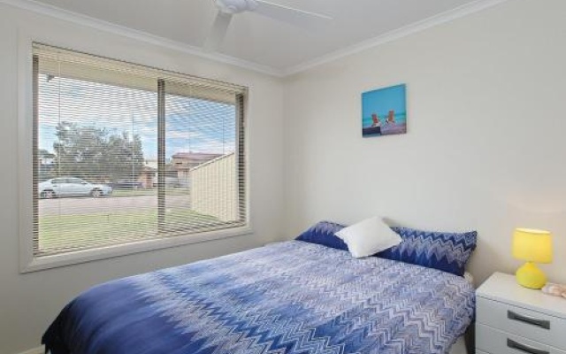 Happy Tails' , 55 Pantowora Street - pet friendly, air conditioned – Guest Rooms – Corlette