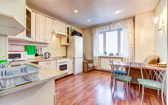 Гости Любят на Ленсовета 43