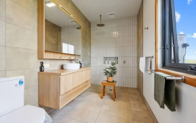 Modern Coastal Escape Pet Friendly With Fireplace