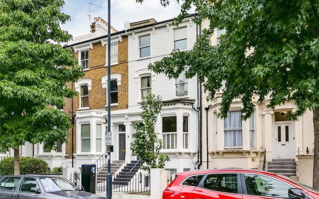 Incredible 2 Bedroom Apartment With Garden in Hammersmith