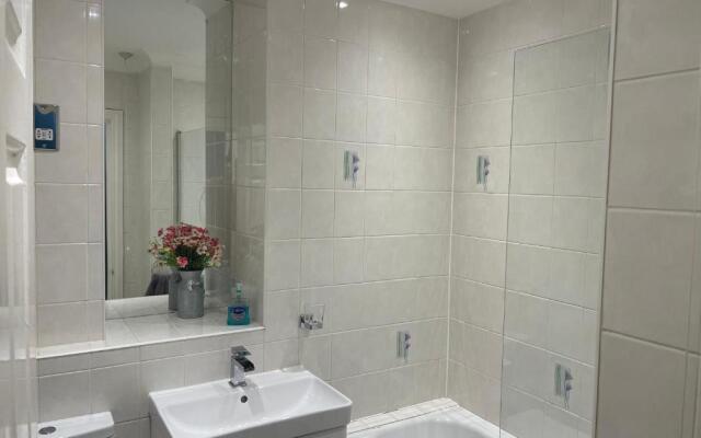 Stylish 2 Bed Penthouse in Trendy Pontcanna