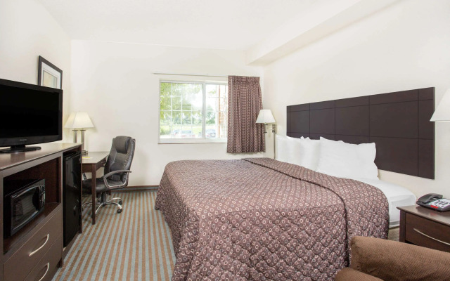 Super 8 by Wyndham Cedar Falls IA - University