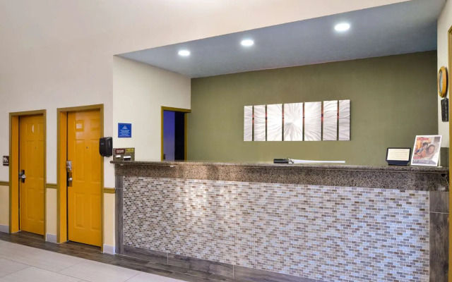 Red Roof Inn & Suites Clinton, MS