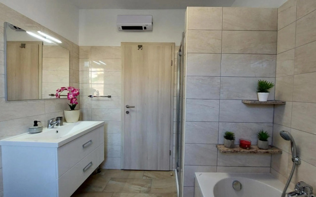 Villa Amoena with pool and sauna near Novigrad