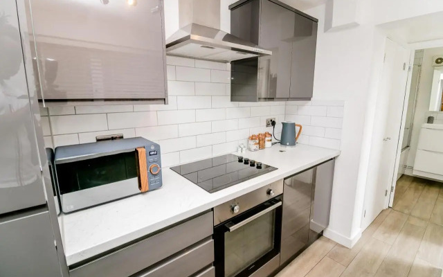 New City House, Great Location - With Parking
